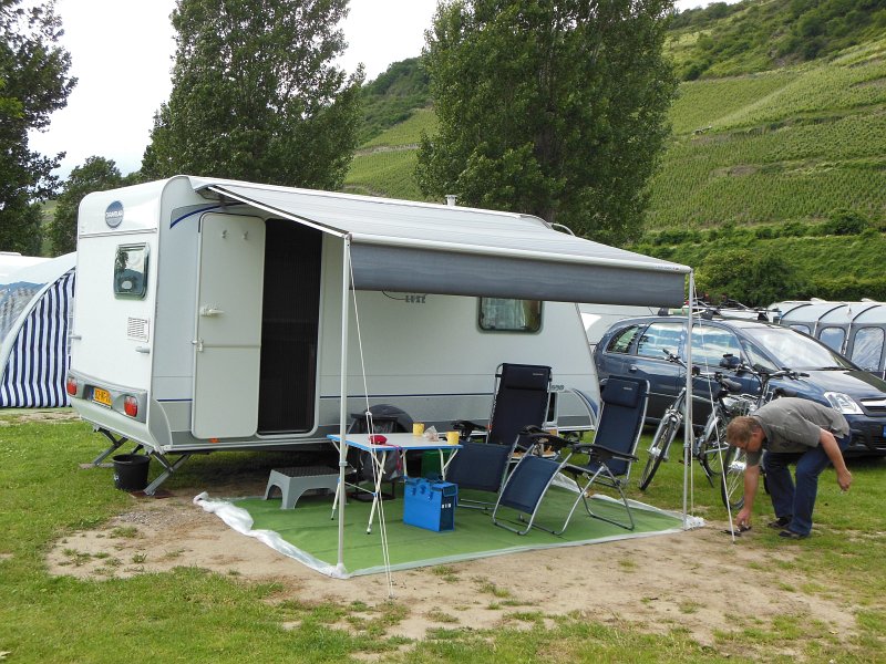 caravan opbouwen.jpg - Op de eerste vakantiedag zetten we onze caravan op camping Sonneneck aan de Rijn bij Boppard. Het deel van de Rijn waar we nu zijn (tussen Koblenz en Bingen) noemt men het Oberes Mittelrheintal. Dit deel van de Rijn staat op de lijst van wereldcultuurerfgoed van Unesco.